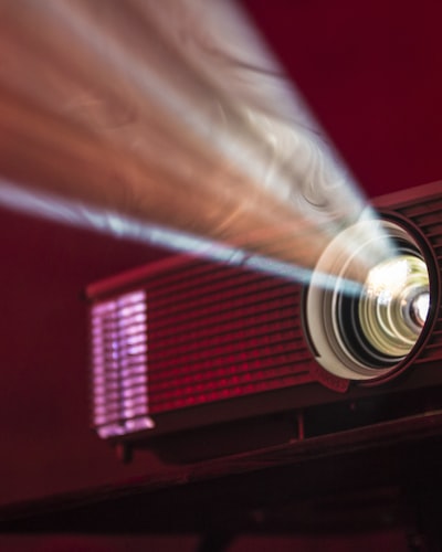 科幻剧《深空谜踪》海报，宇航员在太空站外执行任务